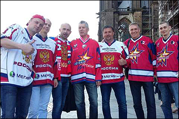 Сергей Викулов (в центре) и болельщики сборной России; Кельн, май-2017