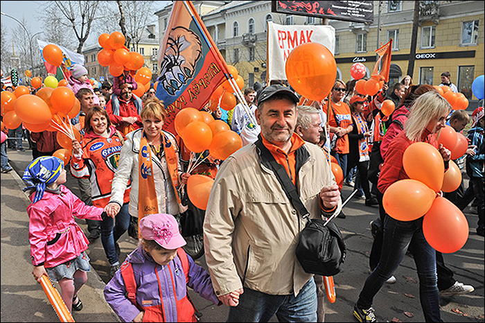 Первомайское шествие болельщиков "Ермака"