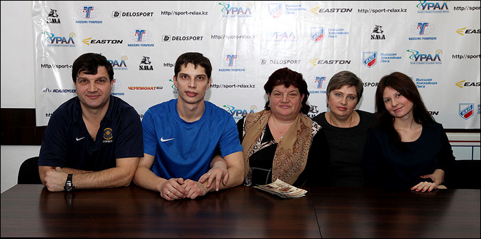 Виктор Корабейников (слева) и его семья на сьемках программы "Жди меня"