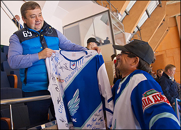 Андрей Шевелев принимает подарок от Клуба болельщиков ТХК