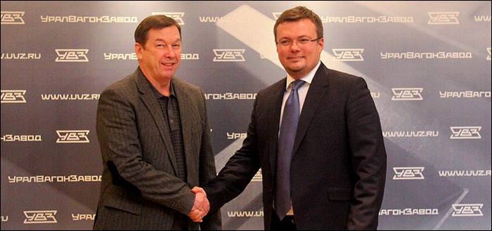 Владимир Голубович (слева) принял Спутник