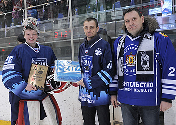 Антон Красоткин (слева) с призом лучшему игроку "Рязани"