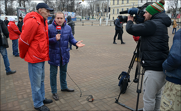 Александр Гусев дает интервью после открытия памятного знака