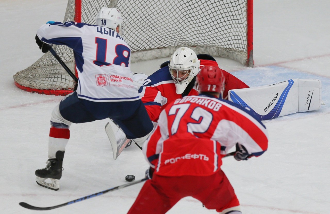 Сокол звезда игра. Кирилл самсонов хоккеист. Команды звезда орел трактор сокол чайка. Денис соколов хоккеист. Клуб витязь вратарь.