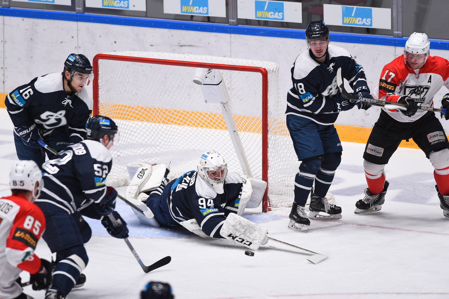 Артем нефтяник. Хк нефтяник в короле. Вхл 17 на пк. Нефтяник спб. Динамо санкт-петербург нефтяник 3:4 б.