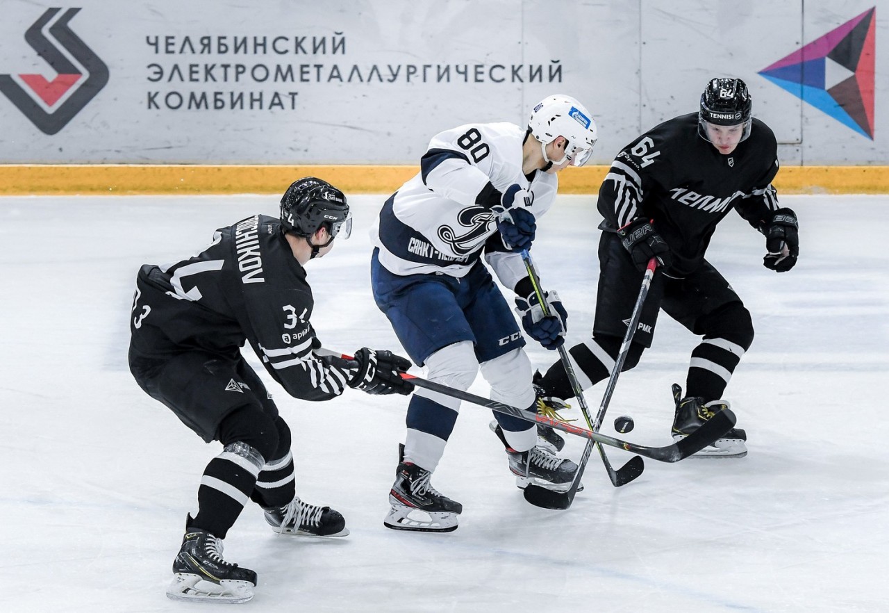 Динамо алтай челмет. Трактор Динамо Минск. Трактор КХЛ. Динамо мн трактор 21 февраля. Динамо Минск хоккей.