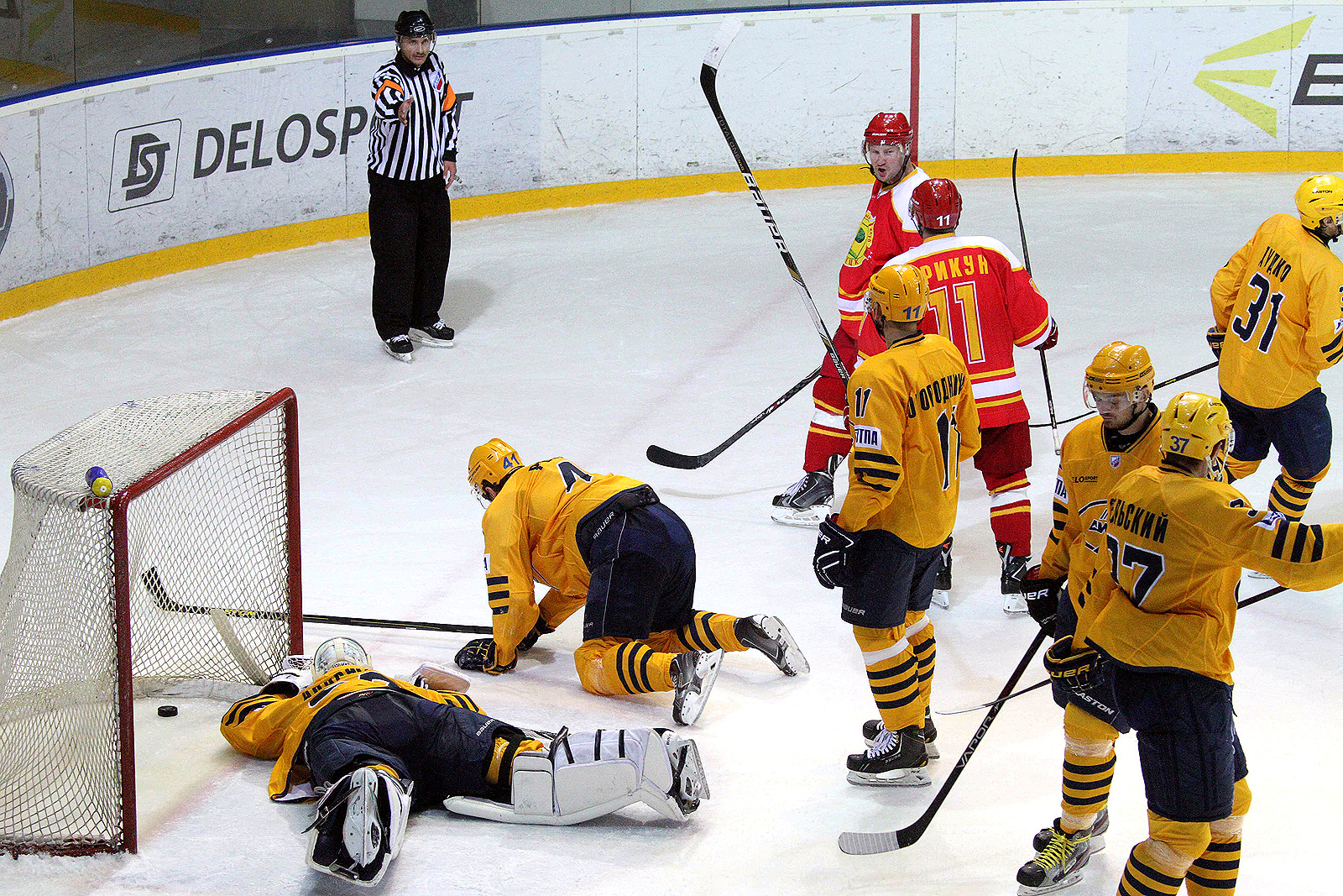 Липецкая спортивная газета последний. Юрий Петров в воротах хк Липецк. Автобус хк Липецк.