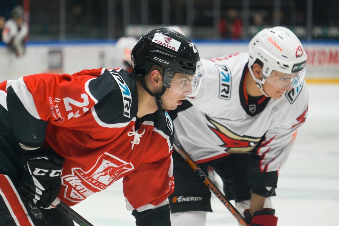 Нефтяник альметьевск. Казанский нефтяник хоккейный клуб. Хк химик омские крылья 2022. Омские ястребы. Торос.