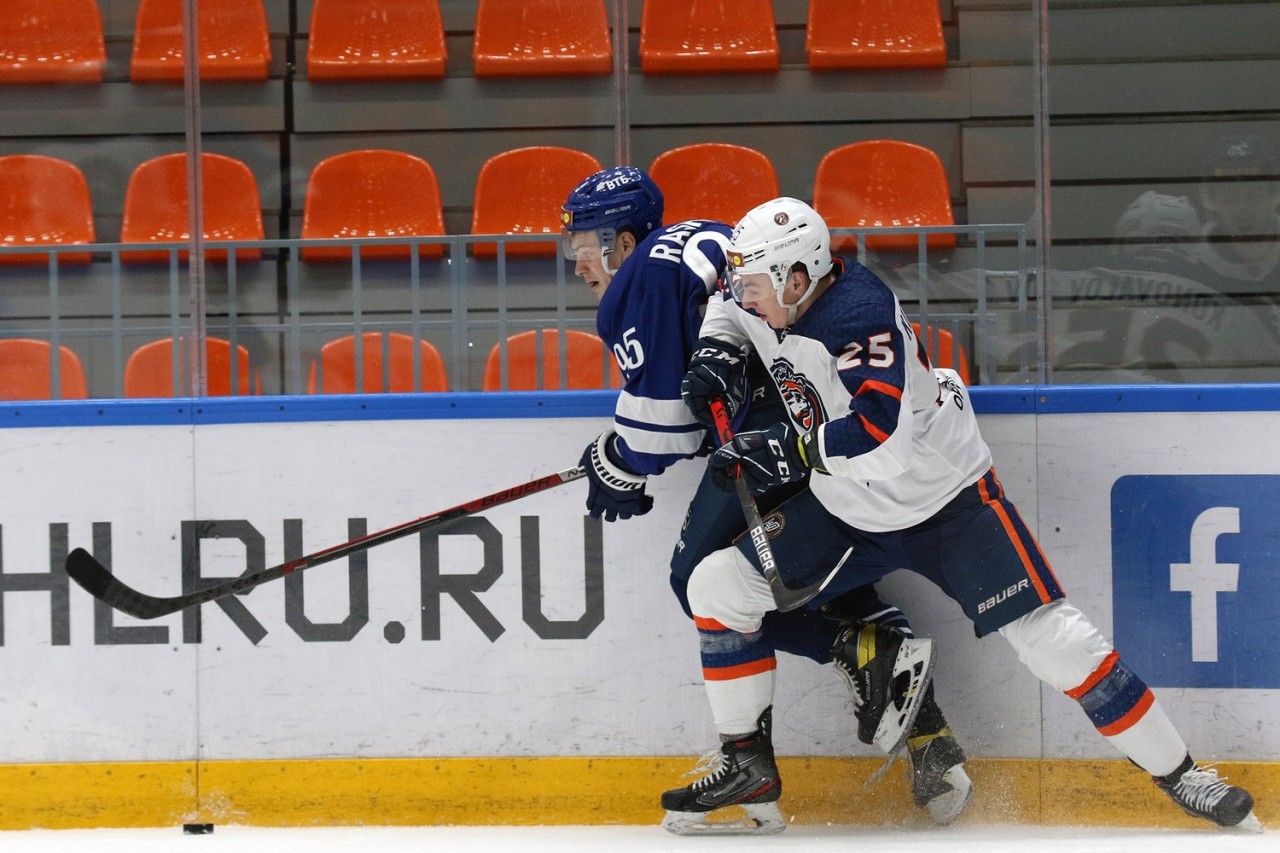 Южный урал металлург новокузнецк. Хк номад. Южный урал 2010. Том 1 2 урал. Вратари 2009 хоккей зауралье.