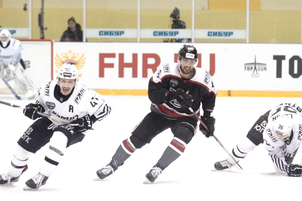 Кхл трактор. Шайба для хоккея. Хк металлург. Вратари хк трактор. Хоккейная команда белые медведицы.