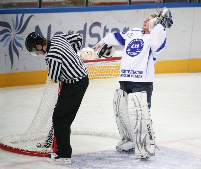 Спортивная школа сокол рязань. Сокол футболист. Фк сокол саратов. Фк сокол саратов стадион. Сокол рязань хоккей.