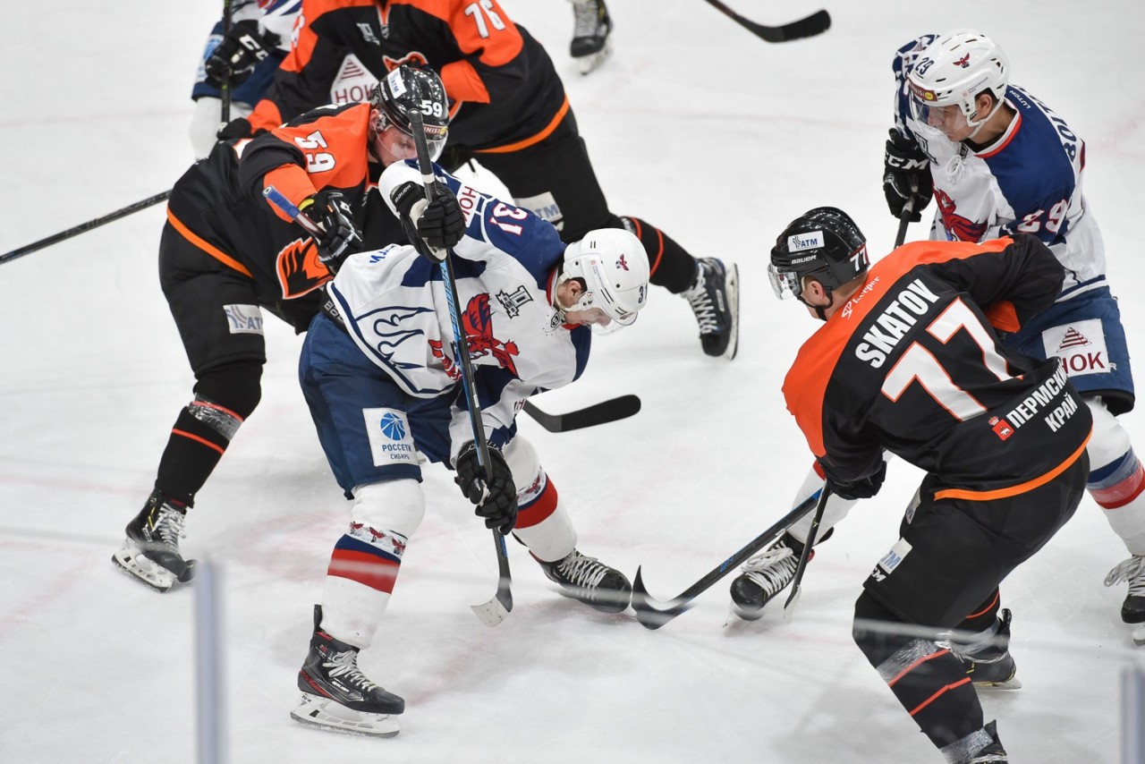 фото матча молот-сокол 04. хк сокол красноярск. торпедо сокол хоккей. ипатов 19 молот прикамья. сокол молот.