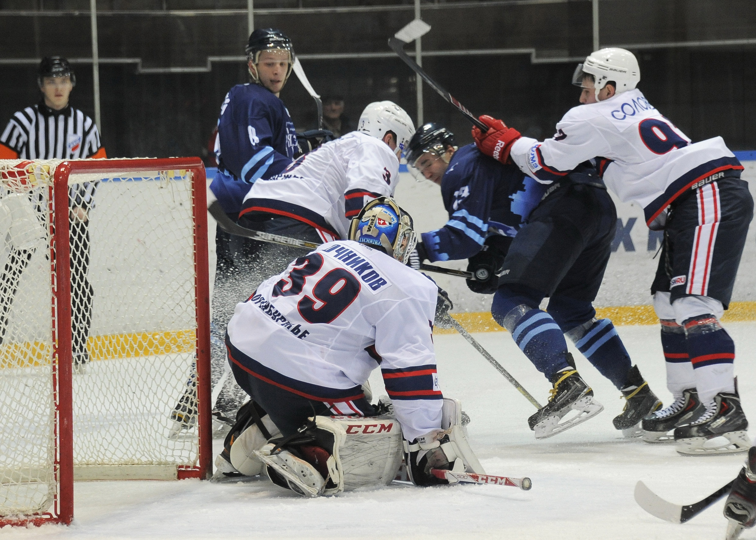 Вхл 27 ноября санкт-петербург фото. Урал в рязани. Вратарь южный урал. Гиматов александр омск. Х/к зауралье форма.