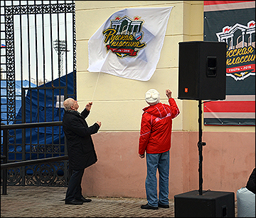 Александр Корзин (слева) и Александр Гусев открывают памятный знак