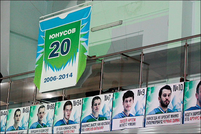 Свитер Юнусова под сводами дворца в Нефтекамске