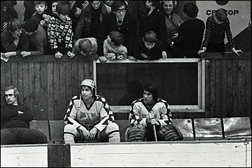 1977. «Ижсталь». Мисхат Фахрутдинов второй справа