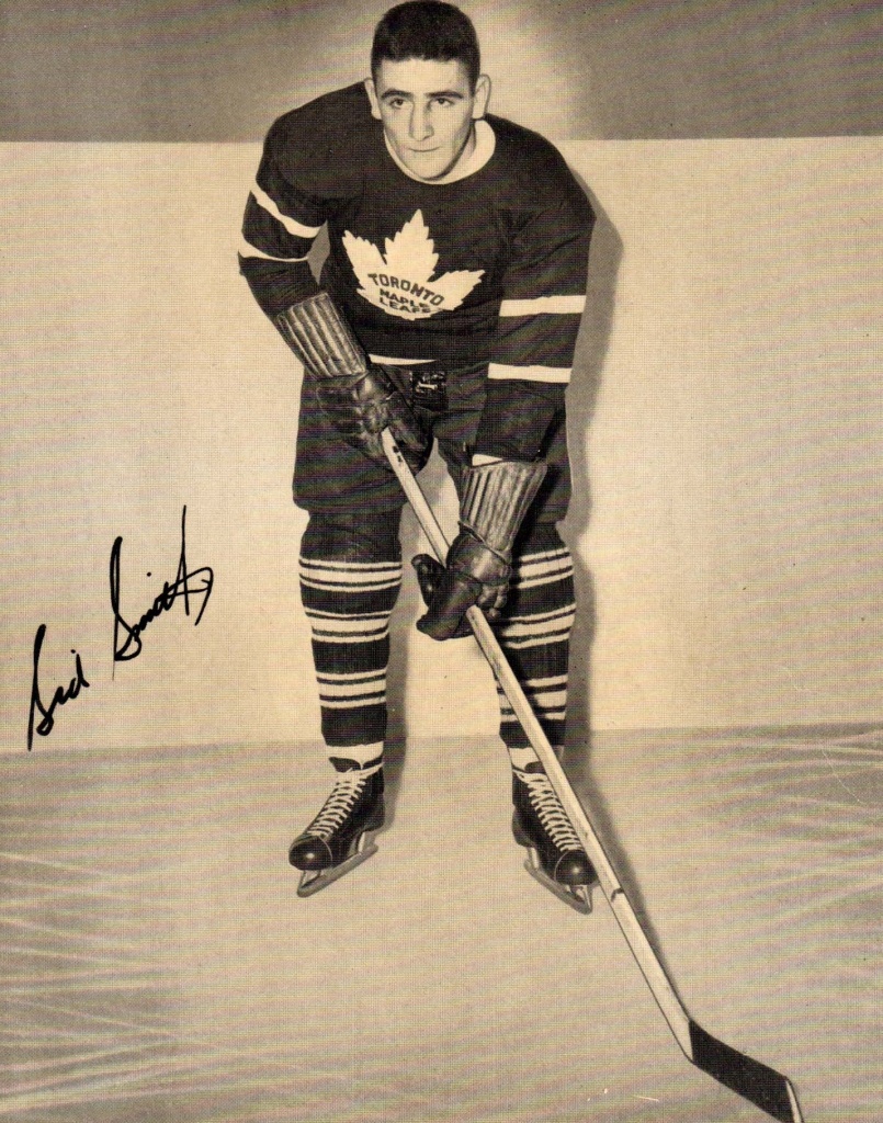 В сезоне 1955/56 Сид Смит был капитаном &laquo;Торонто Мэйпл Лифз&raquo;.
