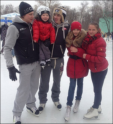 Игорь Хацей (слева) и Арсений Хацей с родными