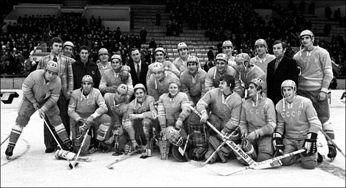 Сборная СССР - первый чемпион мира среди молодежных команд. Александр Корниченко пятый справа в верхнем ряду.
