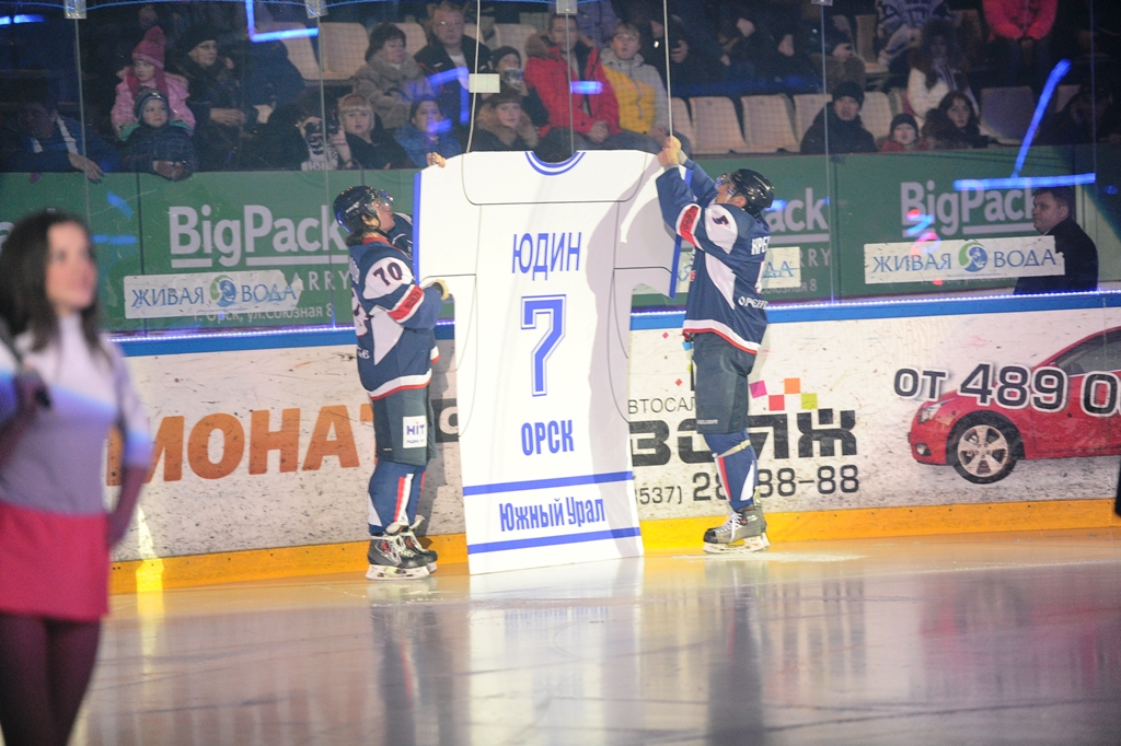 Церемония поднятия свитера в Орске