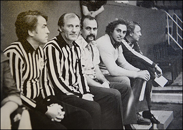 Владимир Атяшев (в центре) с судьями