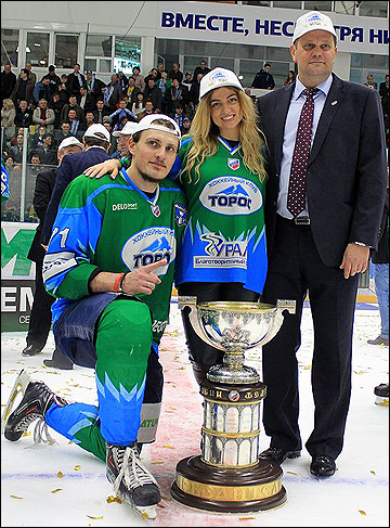 Кирилл Полозов с супругой (слева) и Константин Полозов