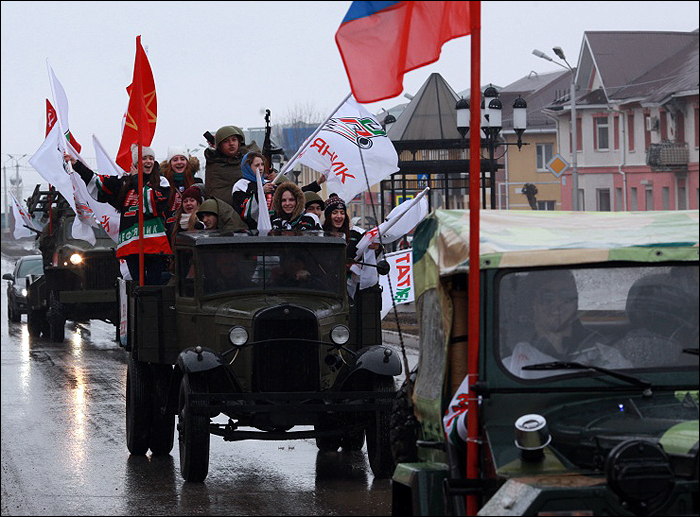 "Нефтяник" поддержали автопробегом военной техники