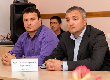 Старший тренер ХК Рязань Олег Барсуков (справа)