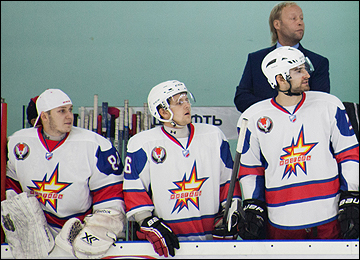 Антон Сизов (в центре) Антон Сизов (в центре)