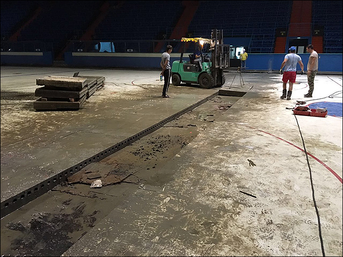 Демонтаж старой плиты ледовой площадки "Юбилейного"