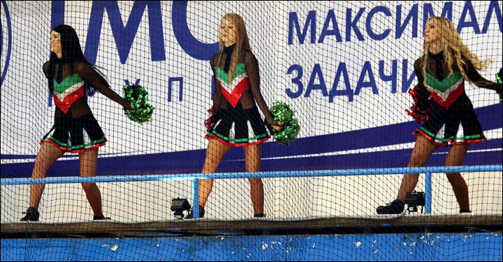Элеонора Канидеева (в середине)