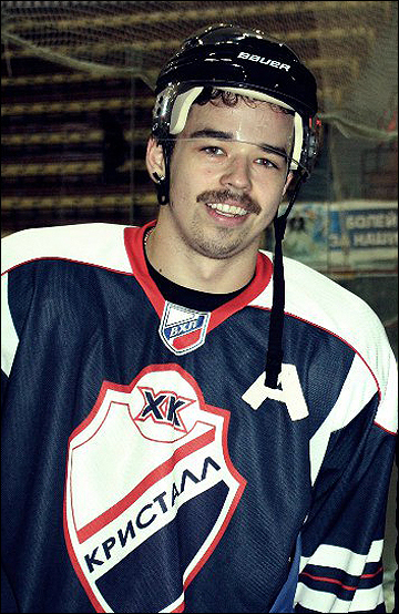 Хоккеист ильдар. Шиксатдаров ильдар с женой. Ильдар шиксатдаров хоккеист. Кхл. Хоккеист ильдар.