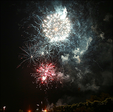 Салют в честь закрытия сезона