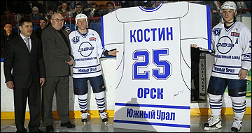 В Орске поднимают под своды арены свитер Костина