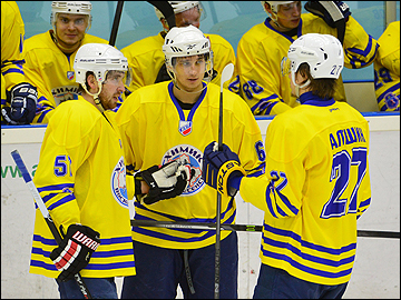 Игорь Болдин-младший (в центре) с партнерами по "Химику"