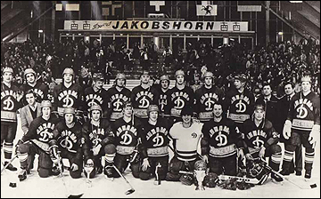 московское "Динамо" с Кубком Шпенглера; Андрей Вахрушев четвертый слева в верхнем ряду