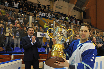Денис Баев с Кубком за победу в регулярном чемпионате