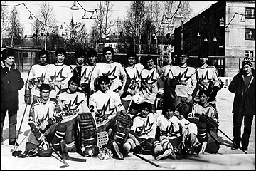 юношесккая команда «Ижсталь», март-1984; Олег Камашев третий справа в верхнем ряду