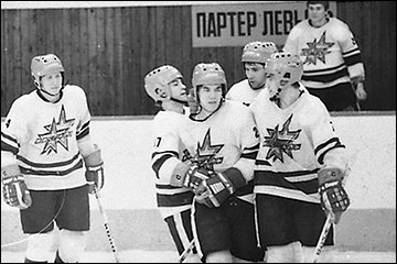 Сергей Лубнин принимает поздравления с заброшенной шайбой. 1986 год