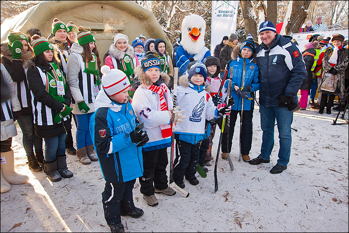 Алексей Ждахин награждает победителей "Хоккея на Волге"