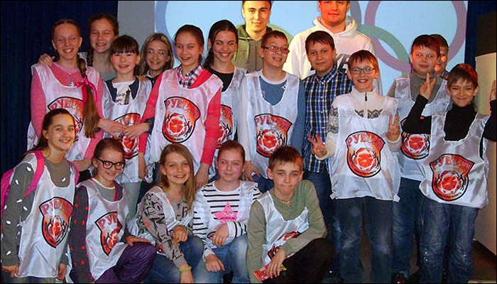 Игроки "Рубина" в детском театре