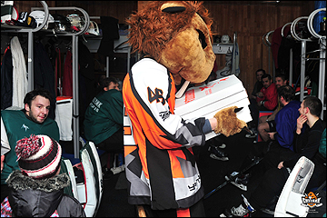 Фанат угостил "Спутник" пиццей